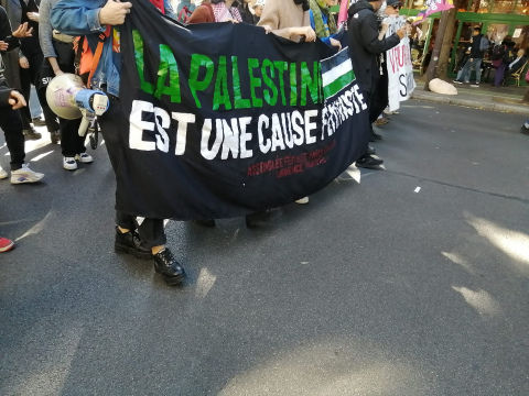 striscione corteo parigi