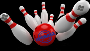 una palla da bowling che reca la scritta "upgrade" fa strike di birilli col logo microsoft. CC https://pngimg.com/image/24367